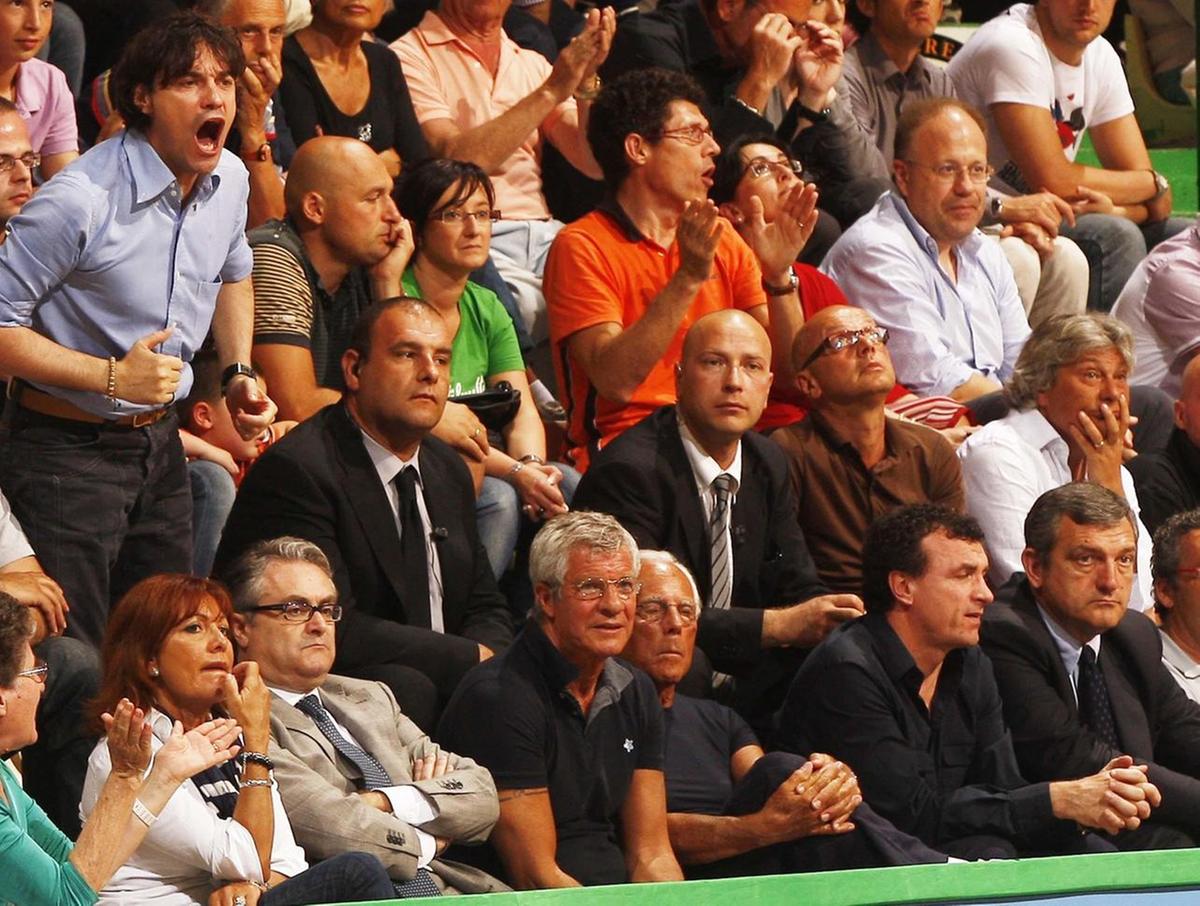 https://www.lanazione.it/image-service/view/acePublic/alias/contentid/NWQ3Mjc5NGEtNjdkYS00/0/quella-lunga-sfida-con-larmani-milano-addio-al-re-della-moda-amante-del-basket.jpeg?f=1.90:1&w=1200