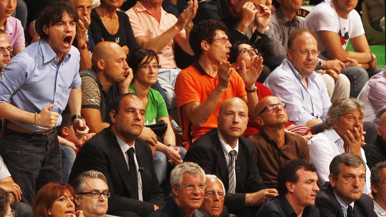 Giorgio Armani al PalaSclavo ai tempi delle sfide tra la sua Olimpia Milano e la Montepaschi Siena Giorgio Armani al PalaSclavo ai tempi delle sfide tra la sua Olimpia Milano e la Montepaschi Siena