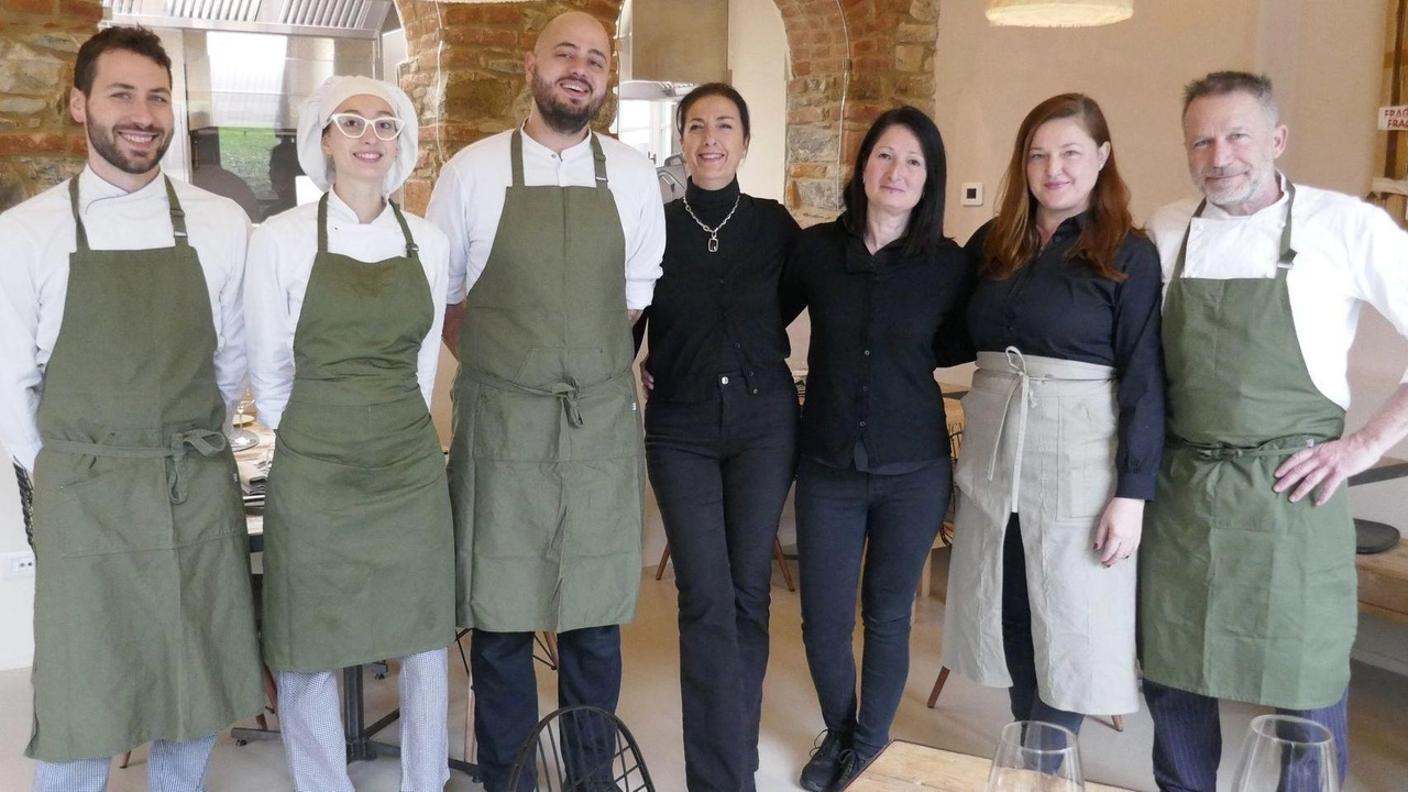 Teresa Di Maio e Fabio Iannuzzi, imprenditore tessile con la passione per la cucina, si sono innamorati di quel casolare diroccato a Vaiano in via Val di Bisenzio 159/3 trasformandolo in un ristorante di classe grazie anche alla cucina di Manuele Melani Teresa Di Maio e Fabio Iannuzzi, imprenditore tessile con la passione per la cucina, si sono innamorati di quel casolare diroccato a Vaiano in via Val di Bisenzio 159/3 trasformandolo in un ristorante di classe grazie anche alla cucina di Manuele Melani