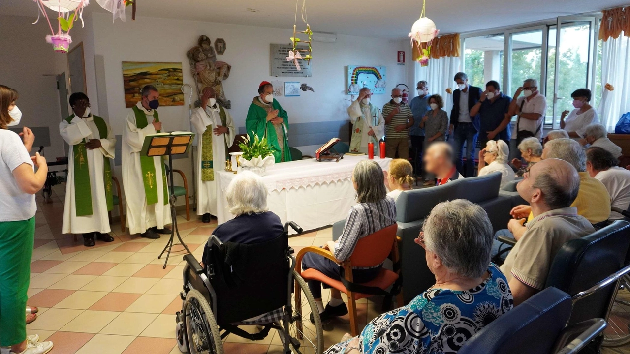Un momento della messa che è stata celebrata dal cardinale Lojudice, vescovo di Montepulciano-Chiusi-Pienza, nella Rsa ’Cocconi-Bernabei’ Un momento della messa che è stata celebrata dal cardinale Lojudice, vescovo di Montepulciano-Chiusi-Pienza, nella Rsa ’Cocconi-Bernabei’