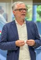 https://www.lanazione.it/image-service/view/acePublic/alias/contentid/NWQ4MGZlY2ItOWVlNS00/0/regionali-rebus-candidature-la-lega-punta-su-de-mossi-pd-confronto-su-bezzini.jpeg