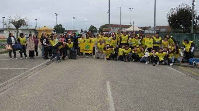 Gli studenti e gli insegnanti con le pettorine distribuite da Legambiente Gli studenti e gli insegnanti con le pettorine distribuite da Legambiente