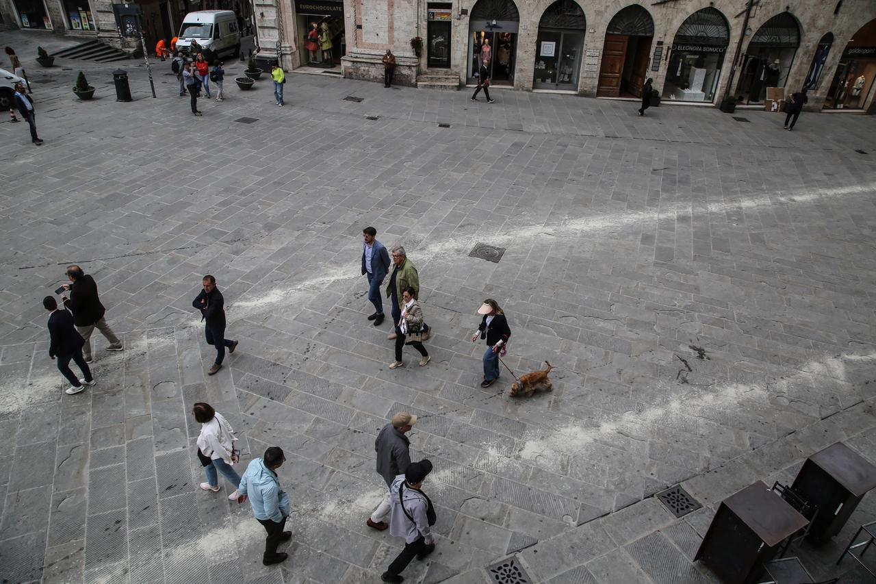 Perugia, la pavimentazione di corso Vannucci imbrattata dall'olio (Crocchioni)