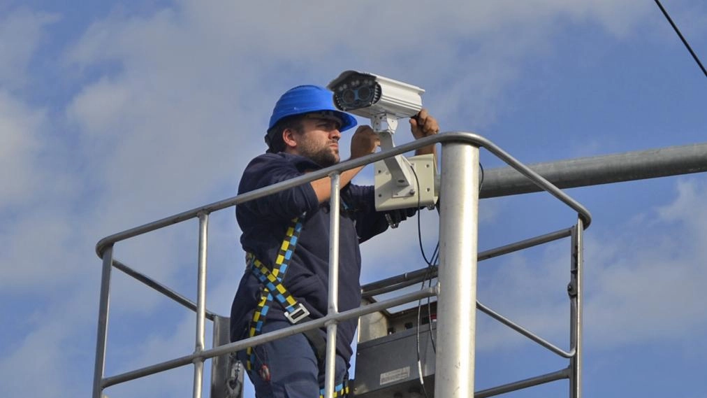 Un operaio impegnato nell’installazione di una telecamere stradale per incrementare la sicurezza (foto d’archivio) Un operaio impegnato nell’installazione di una telecamere stradale per incrementare la sicurezza (foto d’archivio)