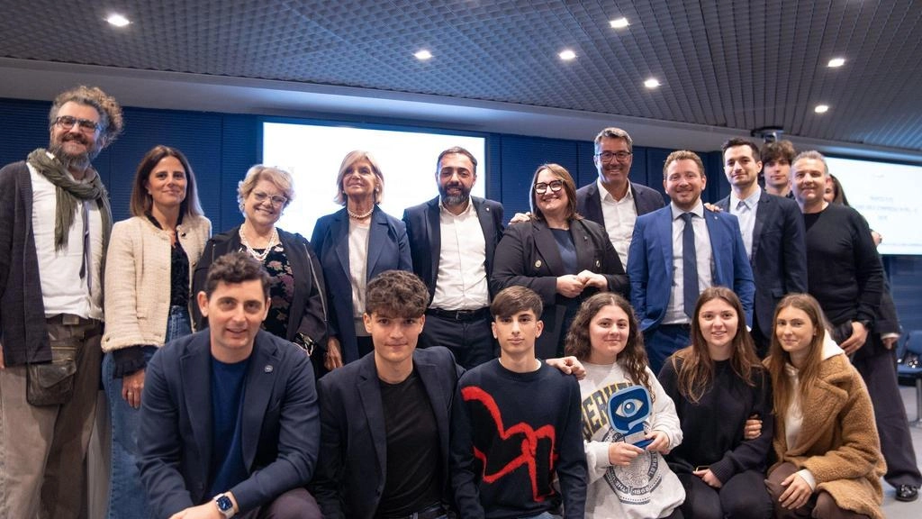 «Uschool» vince Trofeo Eye 2025 Ancora una volta il progetto di formazione e di legame scuola e. lavoro ha avuto grande sucecsso di partecipazione con tante idee brillanti da parte degli studenti