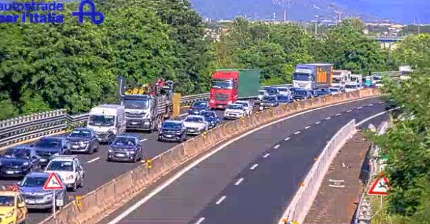 Una motociclista cade in autostrada: incidente in A11, intervento dell’elicottero Pegaso Una motociclista cade in autostrada: incidente in A11, intervento dell’elicottero Pegaso