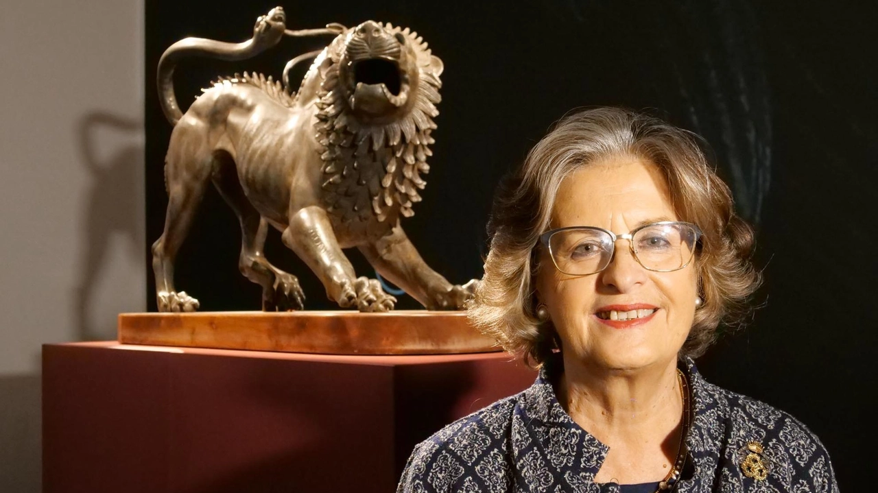 La curatrice della mostra su Giorgio Vasari Cristina Acidini con la Chimera La curatrice della mostra su Giorgio Vasari Cristina Acidini con la Chimera