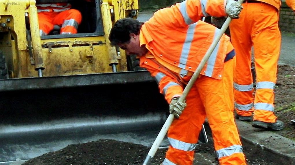 Un operaio durante lavori di asfaltatura Il Comune spiega che i lavori sulla via del Fosso di Conio che su quella da Gavigno Un operaio durante lavori di asfaltatura Il Comune spiega che i lavori sulla via del Fosso di Conio che su quella da Gavigno