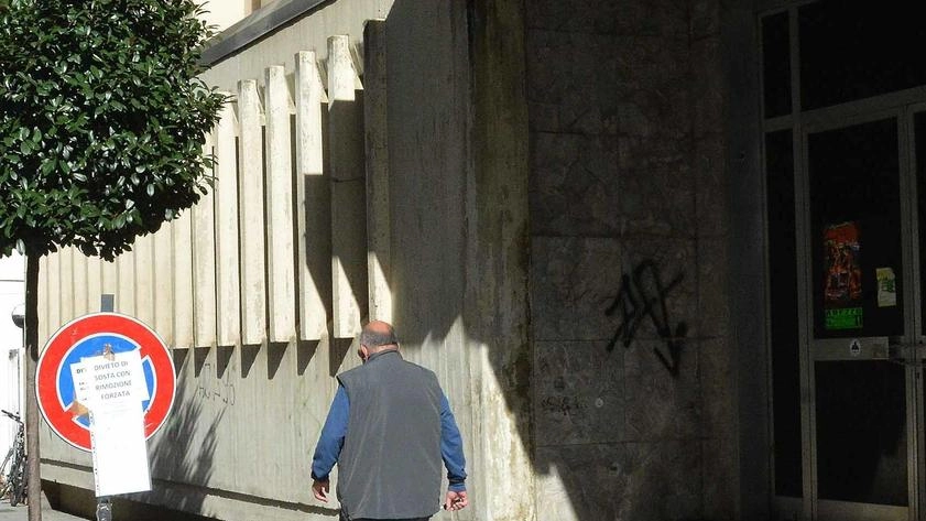Nuova segnalatica in via Petrarca per annuniciare con il divieto di sosta anche l’allestimento dell’area che sarà interessata dal cantiere per la demolizione del palazzo ex Enel e la costruzione del nuovo edificio Nuova segnalatica in via Petrarca per annuniciare con il divieto di sosta anche l’allestimento dell’area che sarà interessata dal cantiere per la demolizione del palazzo ex Enel e la costruzione del nuovo edificio