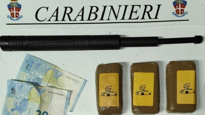 La droga, le armi e il denaro del 25enne arrestato dai carabinieri La droga, le armi e il denaro del 25enne arrestato dai carabinieri