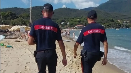 Carabinieri sulla spiaggia elbana Carabinieri sulla spiaggia elbana