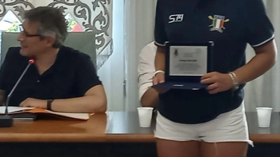 La giovane atleta Giorgia Borriello della Canottieri Cavallini ha ricevuto una targa di riconoscimento dal consiglio comunale di Calcinaia per la medaglia d'argento conquistata ai World university rowing championship Fisu a Rotterdam. Ha espresso emozione per aver rappresentato l'Italia e ha parlato della sua preparazione e dei prossimi obiettivi sportivi. La giovane atleta Giorgia Borriello della Canottieri Cavallini ha ricevuto una targa di riconoscimento dal consiglio comunale di Calcinaia per la medaglia d'argento conquistata ai World university rowing championship Fisu a Rotterdam. Ha espresso emozione per aver rappresentato l'Italia e ha parlato della sua preparazione e dei prossimi obiettivi sportivi.
