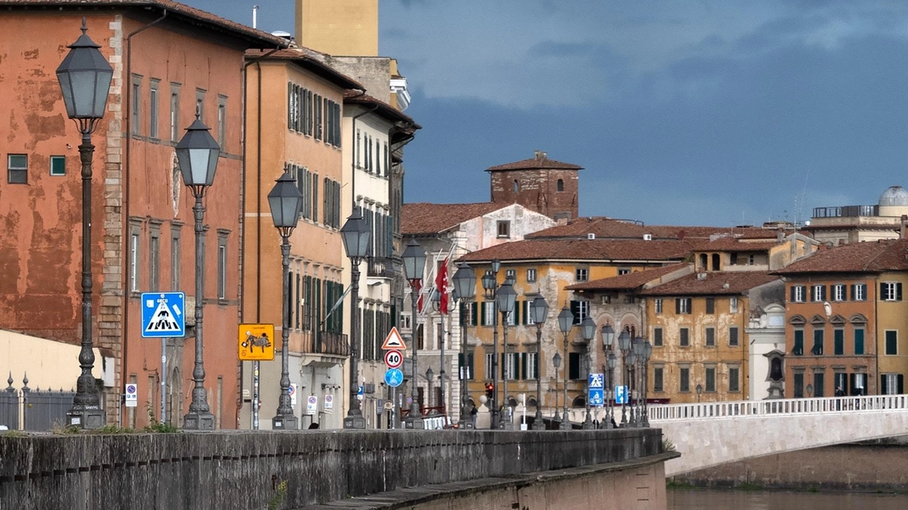 Tende da campeggio sul lungarno Galilei a Pisa sollevano preoccupazioni per la sicurezza e l'immagine della città. La presenza di rifiuti e la possibilità di alluvioni suscitano critiche durante il Pisa Book Festival. Tende da campeggio sul lungarno Galilei a Pisa sollevano preoccupazioni per la sicurezza e l'immagine della città. La presenza di rifiuti e la possibilità di alluvioni suscitano critiche durante il Pisa Book Festival.
