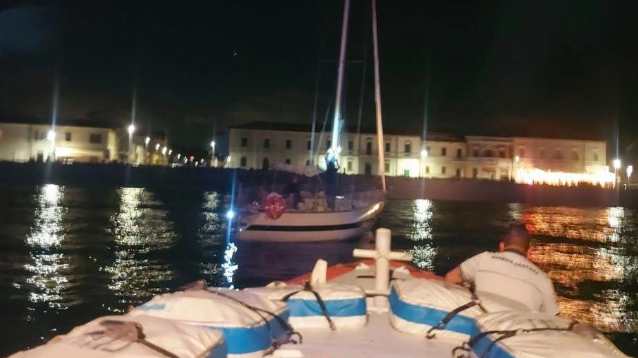 Salvi, grazie al gommone di emergenza, i due amici che stavano rientrando in Arno dopo essere stati lungo la costa meridionale di Livorno Salvi, grazie al gommone di emergenza, i due amici che stavano rientrando in Arno dopo essere stati lungo la costa meridionale di Livorno