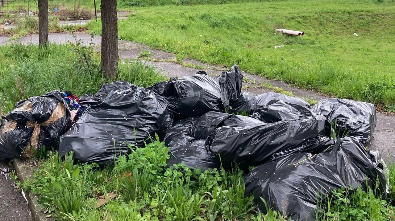 I cittadini che. hanno trovato i sacchi neri abbandonati in. via del Beccarello