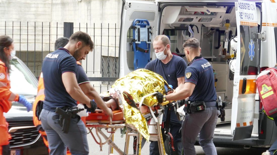 Vittima un impiegato di banca di 51 anni, l’altro ne ha 55. Erano lì da tre settimane con un cane rottweiler. L’episodio è ancora tutto da chiarire. Nella stanza un biglietto scritto a mano indirizzato alle famiglie. .