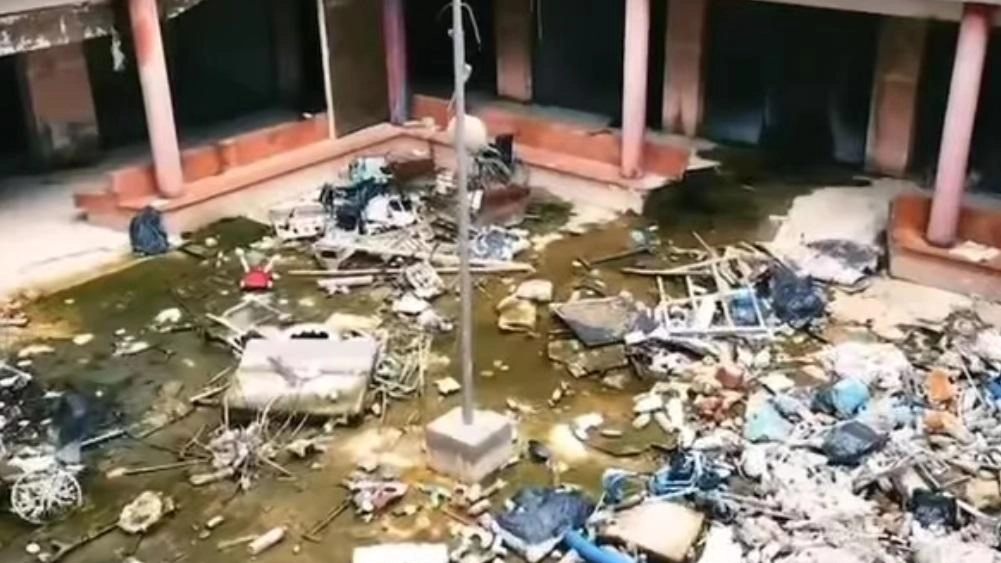 Il degrado del Palazzo rosa. Illegalità e discariche. Ma anche paura e minacce
