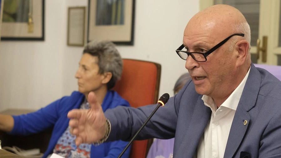Il documento concordato con Anpi è stato votato soltanto dalla maggioranza di centrosinistra. Il sindaco Bertoni: "Non è accettabile una dichiarazione che sia seguita dai “però” e dai “ma”". Il documento concordato con Anpi è stato votato soltanto dalla maggioranza di centrosinistra. Il sindaco Bertoni: "Non è accettabile una dichiarazione che sia seguita dai “però” e dai “ma”".