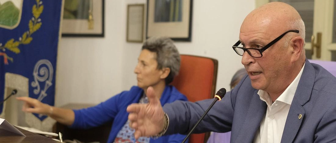 L’opposizione lascia il consiglio: "Anche noi siamo antifascisti ma la mozione è strumentale"