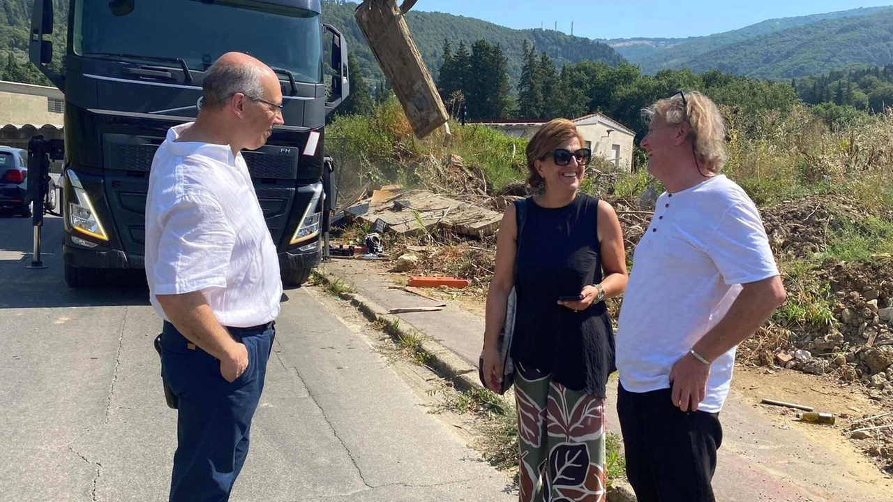 La sindaca Francesca Vivarelli. con il vicesindaco Davide Puccianti e l’assessore Enzo Polidori, in via Fattori, all’avvio della rimozione dei detriti lo scorso 31 luglio La sindaca Francesca Vivarelli. con il vicesindaco Davide Puccianti e l’assessore Enzo Polidori, in via Fattori, all’avvio della rimozione dei detriti lo scorso 31 luglio