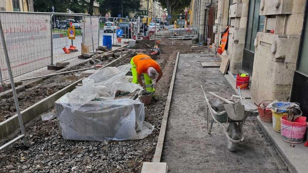 Il sindaco Pardini e l’assessore Buchignani verificano l’andamento dei cantieri Il sindaco Pardini e l’assessore Buchignani verificano l’andamento dei cantieri