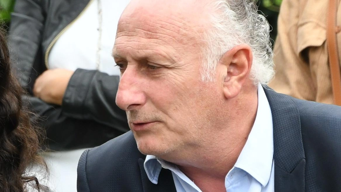 Intanto si accende la polemica anche sull’ex caserma di Carrara. Micheloni: "Il presidente della Provincia usa due pesi e due misure". E poi: "L’immobile di via Farini deve essere restituito alla collettività" .