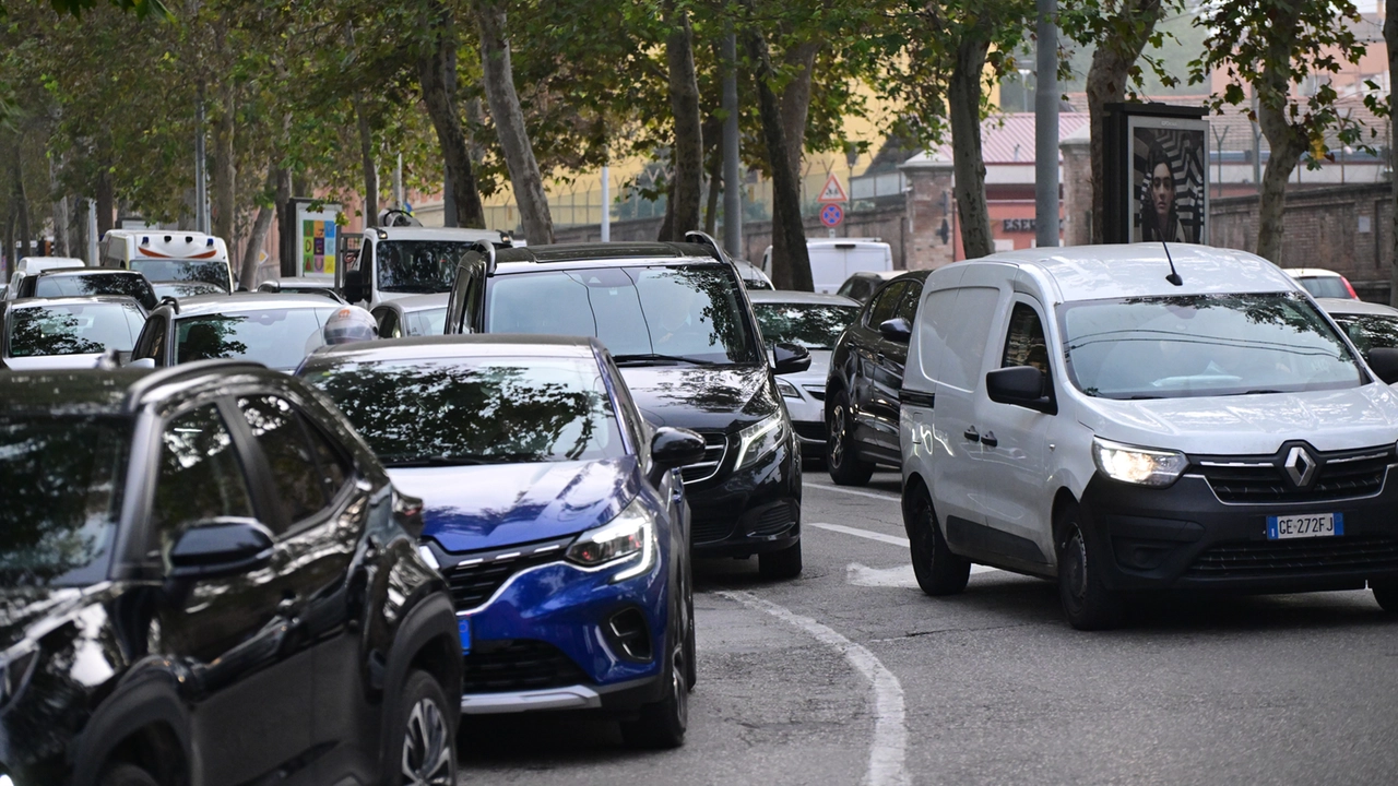 Il traffico in città (foto di repertorio) Il traffico in città (foto di repertorio)
