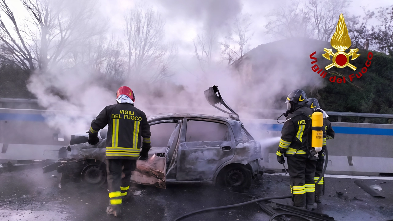Lo scontro tra due auto è sfociato nell’incendio di una delle vetture coinvolte, con due degli occupanti rimasti feriti... Lo scontro tra due auto è sfociato nell’incendio di una delle vetture coinvolte, con due degli occupanti rimasti feriti...