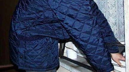 Hanno cercato di entrare in casa dalla finestra del balcone, ma hanno trovato il proprietario di casa e sono... Hanno cercato di entrare in casa dalla finestra del balcone, ma hanno trovato il proprietario di casa e sono...