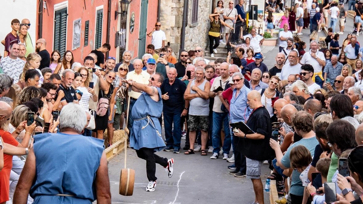Uno dei momenti dello speciale lancio della Forma che si è tenuto a Careggine (Foto Borghesi) Uno dei momenti dello speciale lancio della Forma che si è tenuto a Careggine (Foto Borghesi)
