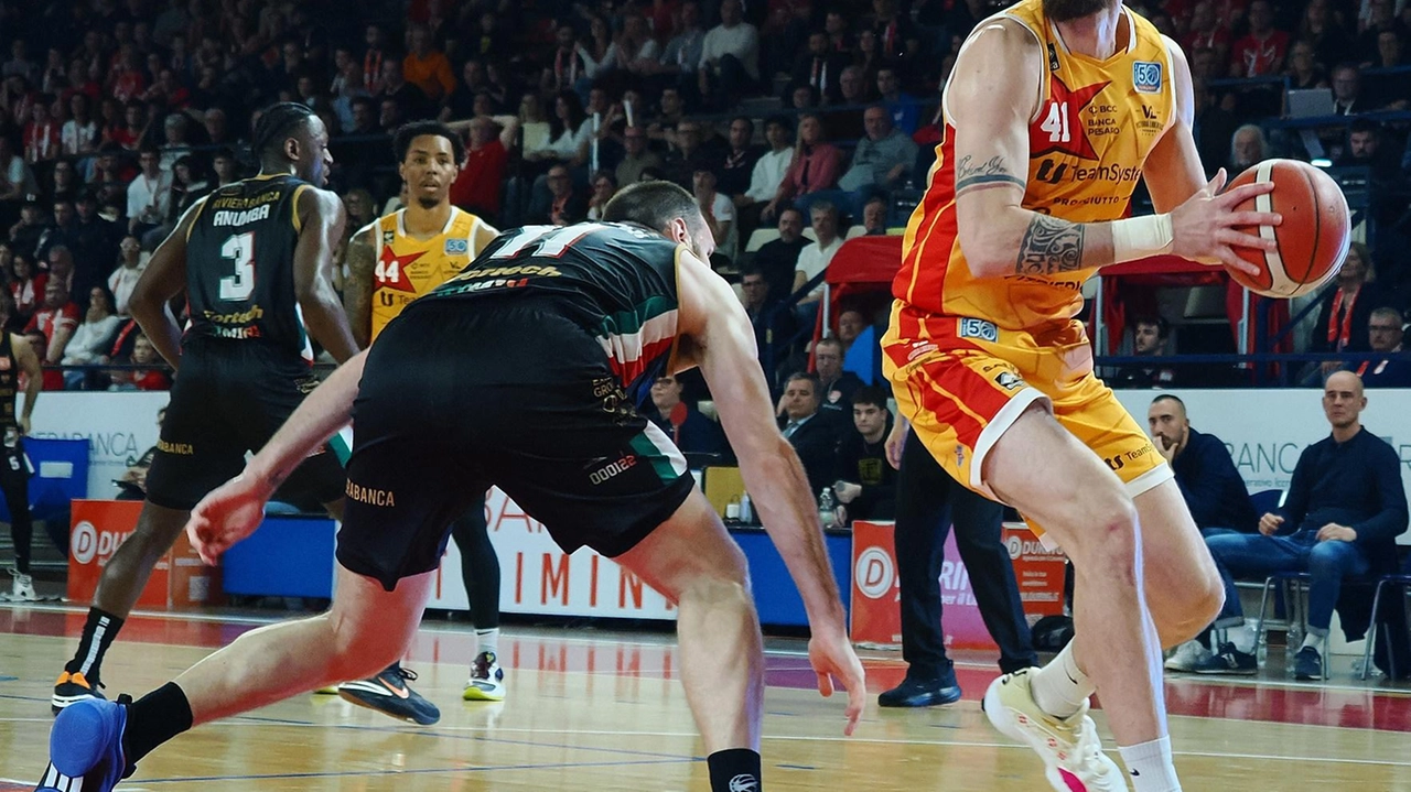 Ufficializzato il pivot reduce dall’esperienza a Pesaro: "Sono carico e motivato". Il direttore tecnico Martelossi traccia un’identikit chiaro per il secondo americano. "Un giocatore che sappia fare tante cose, sia sul perimetro che vicino a canestro". Ufficializzato il pivot reduce dall’esperienza a Pesaro: "Sono carico e motivato". Il direttore tecnico Martelossi traccia un’identikit chiaro per il secondo americano. "Un giocatore che sappia fare tante cose, sia sul perimetro che vicino a canestro".