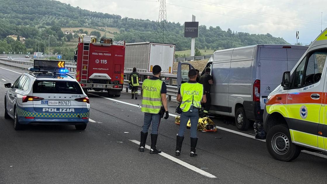 Ancora sangue in autostrada. Scontro tra furgone e camion. Muore sul colpo un 43enne Ancora sangue in autostrada. Scontro tra furgone e camion. Muore sul colpo un 43enne