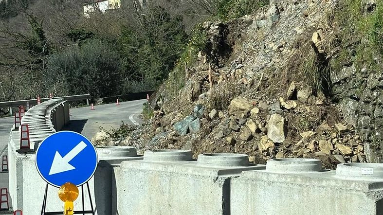 Nella foto, l’importante cedimento del muro sulla Statale 66 nei pressi dell’abitato dei Borghetto