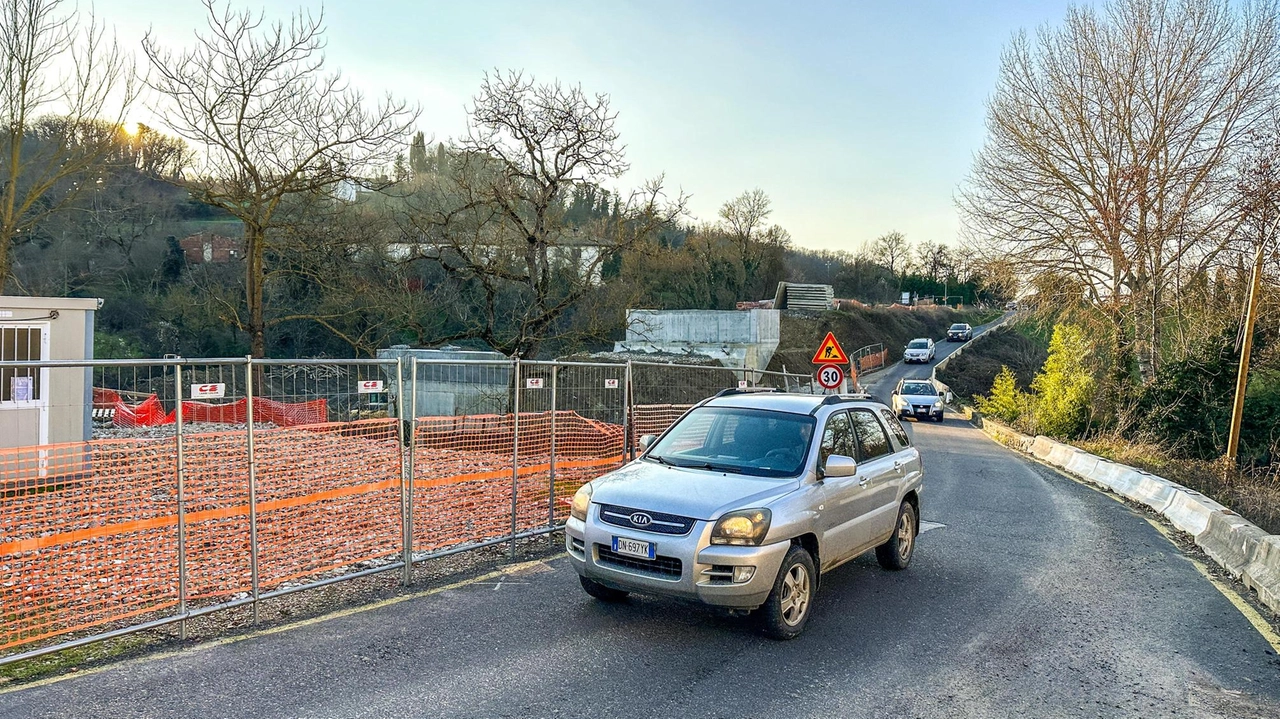 La deviazione temporanea a senso unico alternato regolato da un semaforo è l’incubo che da oggi finirà per chi viaggia sulla Faentina grazie all’apertura del nuovo ponte, dopo un’attesa lunghissima