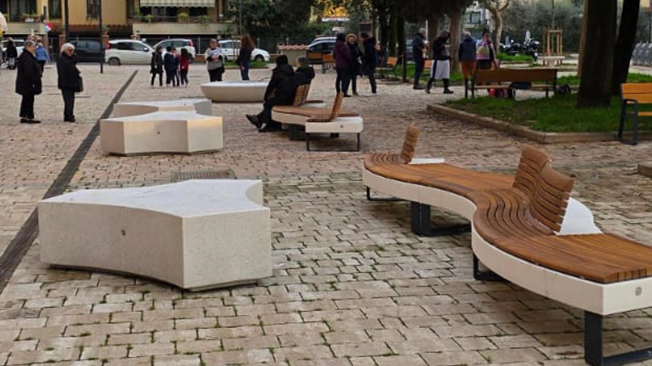 Nuovi arredi nelle piazze di Scandicci con panchine e sedute a forma di «S», oltre a fioriere e tavoli da gioco per. gli scacchi (FotocronacheGermogli) Nuovi arredi nelle piazze di Scandicci con panchine e sedute a forma di «S», oltre a fioriere e tavoli da gioco per. gli scacchi (FotocronacheGermogli)