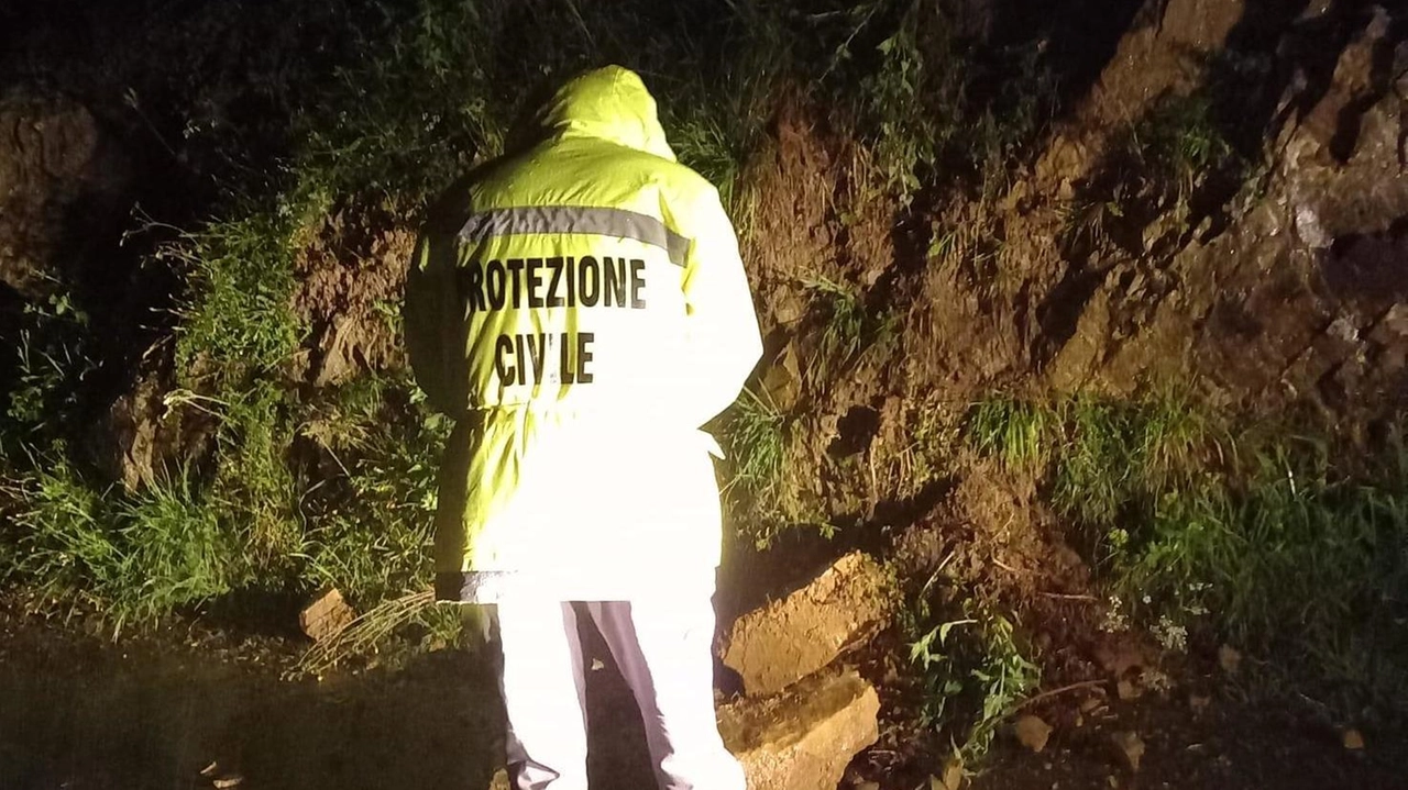Uno dei tanti movimenti franosi sulle strade della Lunigiana, spesso causati dalla mancata manutenzione dei versanti