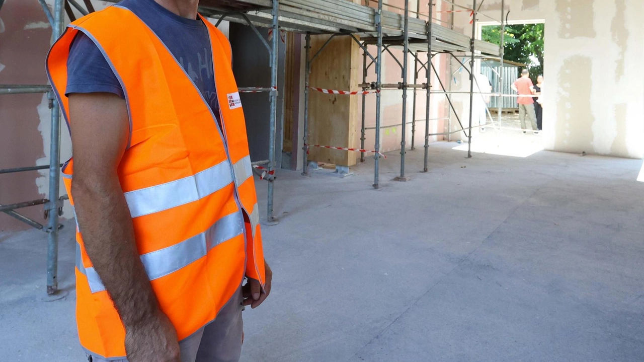 Un cantiere in una scuola (foto di archivio) Un cantiere in una scuola (foto di archivio)