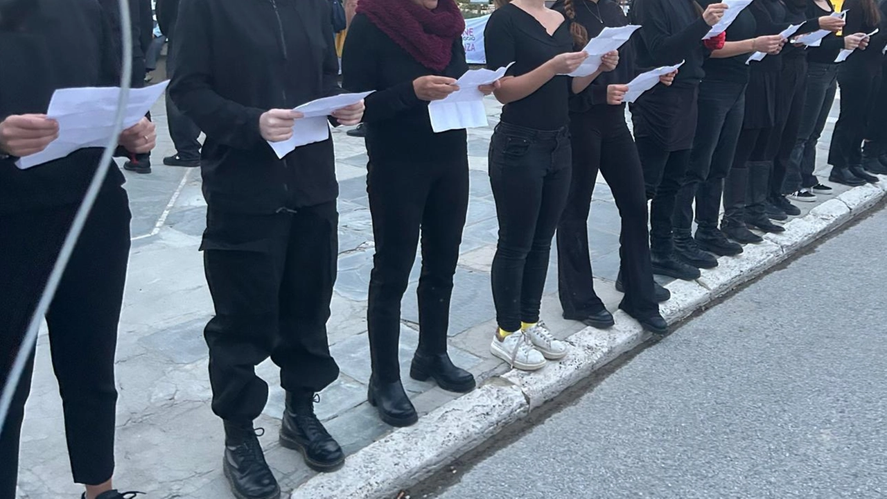 Ieri il flash mob della Casa delle Donne per la manifestazione diffusa in contrasto ai femminicidi "È necessaria una risposta e una rivoluzione culturale che rispetti il soggetto femminile" . Ieri il flash mob della Casa delle Donne per la manifestazione diffusa in contrasto ai femminicidi "È necessaria una risposta e una rivoluzione culturale che rispetti il soggetto femminile" .