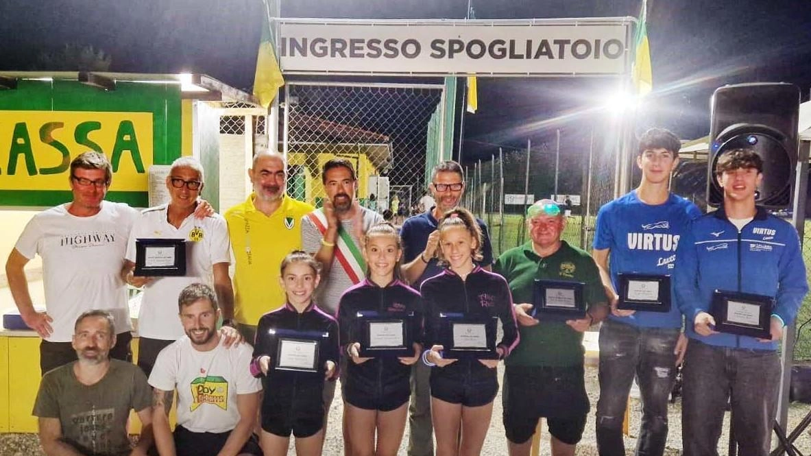 Il sindaco Bonfanti e gli sportivi dell’anno premiati Il sindaco Bonfanti e gli sportivi dell’anno premiati