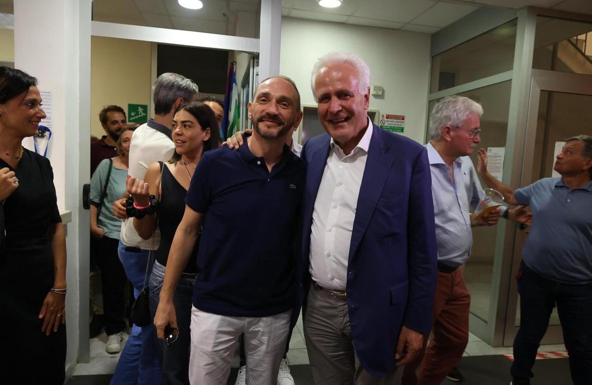 https://www.lanazione.it/image-service/view/acePublic/alias/contentid/NWRkZjc3ZDktNjBlYS00/0/pd-5-stelle-luci-e-ombre-in-toscana-lista-dem-la-grana-delle-deroghe.jpeg?f=1.91:1&w=1200
