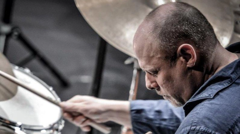 Domenica alle 11, in esclusiva italiana, al Centro Pecci ci sarà il concerto di Jeff Ballard, considerato uno dei più importanti batteristi contemporanei Domenica alle 11, in esclusiva italiana, al Centro Pecci ci sarà il concerto di Jeff Ballard, considerato uno dei più importanti batteristi contemporanei