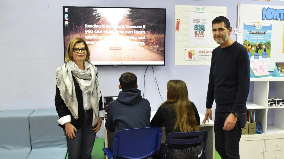 Open day alla scuola media "Leonardo Da Vinci" di Grosseto per presentare la nuova biblioteca "Reading Room" finanziata con fondi del Pnrr. Focus sull'importanza dell'educazione alla lettura. Open day alla scuola media "Leonardo Da Vinci" di Grosseto per presentare la nuova biblioteca "Reading Room" finanziata con fondi del Pnrr. Focus sull'importanza dell'educazione alla lettura.