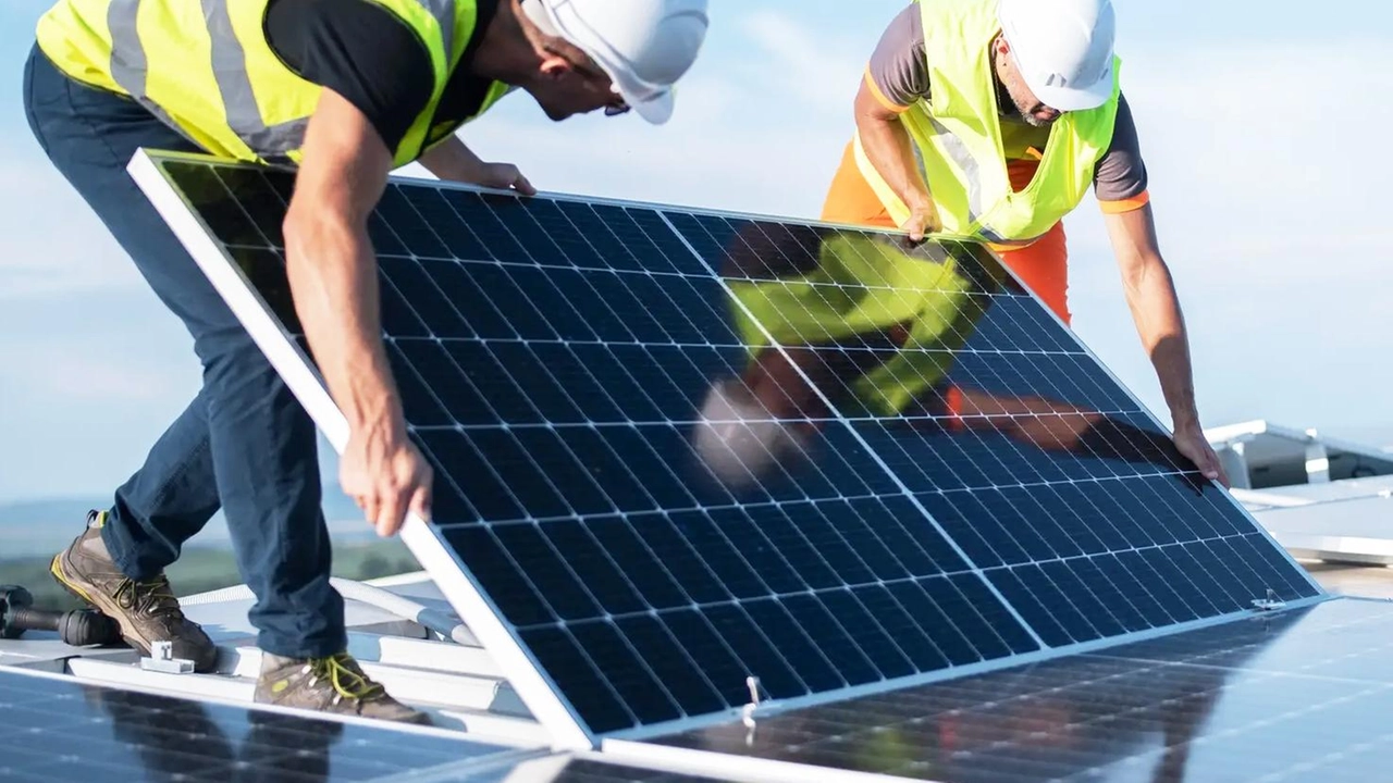 Civitella guarda alle energia rinnovabili. «La Toscana – spiega il gruppo politico di Civitella - da sempre attenta al proprio territorio e alla produzione di energie verdi si trova a declinare gli obiettivi europei con il compito di coniugare la tutela del paesaggio Civitella guarda alle energia rinnovabili. «La Toscana – spiega il gruppo politico di Civitella - da sempre attenta al proprio territorio e alla produzione di energie verdi si trova a declinare gli obiettivi europei con il compito di coniugare la tutela del paesaggio