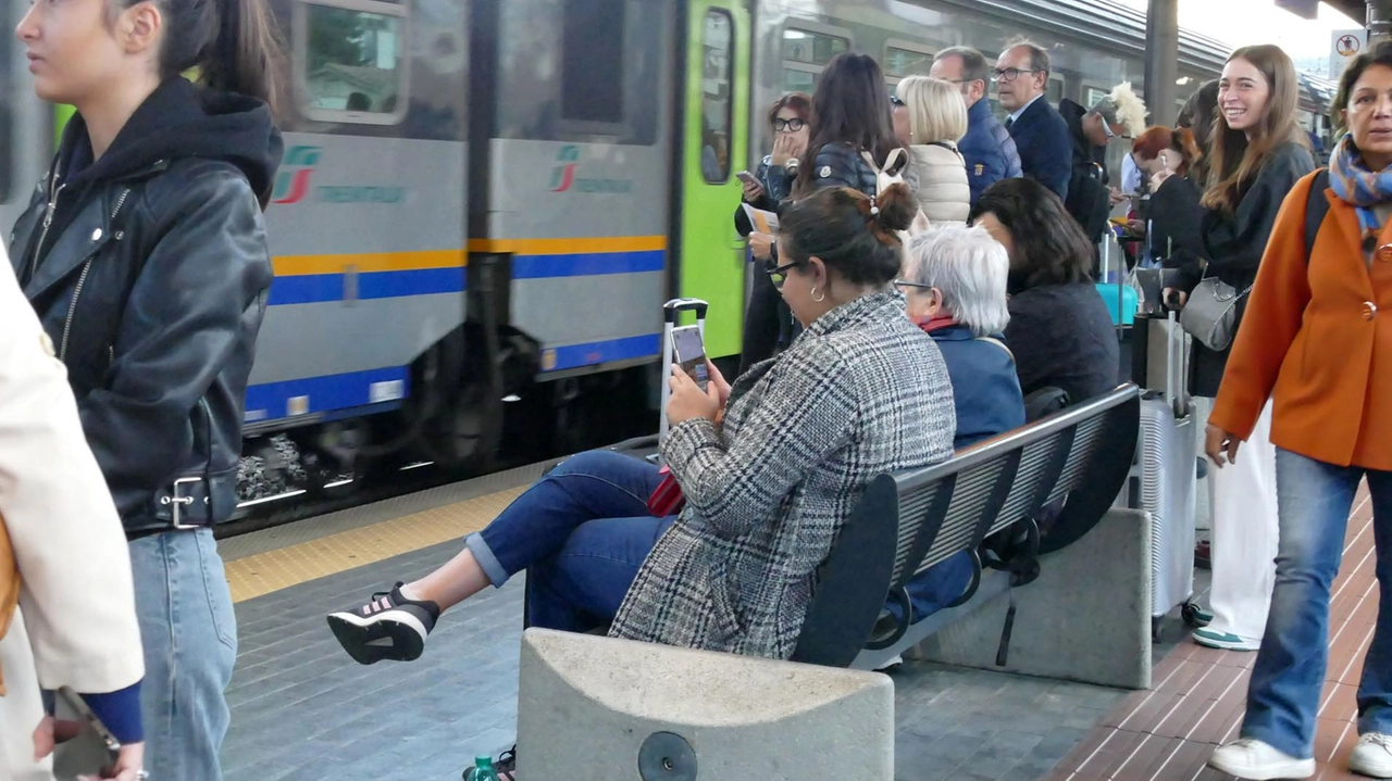 "Al tavolo delle trattative del 9 ottobre ci saranno anche rappresentanti dell’associazione" ha detto Da Re. Intanto Trenitalia fa sapere che saranno messi su rotaie i convogli Pop da 600 posti e con tutte le comodità. "Al tavolo delle trattative del 9 ottobre ci saranno anche rappresentanti dell’associazione" ha detto Da Re. Intanto Trenitalia fa sapere che saranno messi su rotaie i convogli Pop da 600 posti e con tutte le comodità.