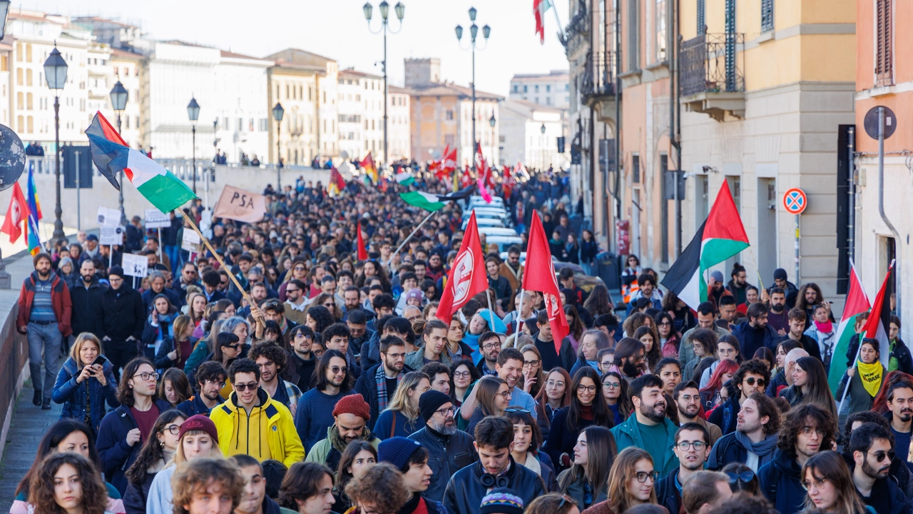 Il corteo di studenti e lavoratori a Pisa (foto Enrico Mattia Del Punta)