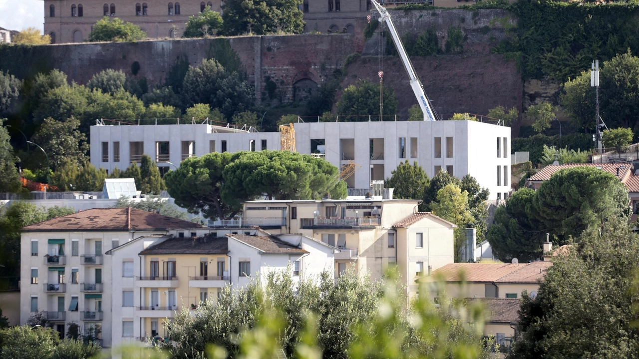 L’edificio in costruzione tra via Bixio e via Don Minzoni: lo scheletro sarà in parte rivestito di mattoni e in parte con intonaco L’edificio in costruzione tra via Bixio e via Don Minzoni: lo scheletro sarà in parte rivestito di mattoni e in parte con intonaco