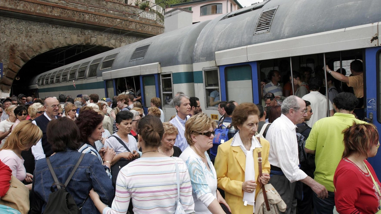 I treno è il mezzo di trasporto più utilizzato dai turisti. per raggiungere le località delle Cinque Terre (foto d’archivio)