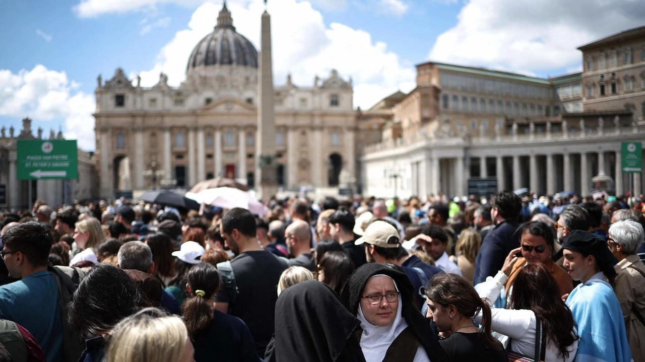 La folla di gente proveniente da tutto il mondo accalcata in Vaticano in attesa dei funerali di Papa Francesco in programma per stamani alle 10 La folla di gente proveniente da tutto il mondo accalcata in Vaticano in attesa dei funerali di Papa Francesco in programma per stamani alle 10