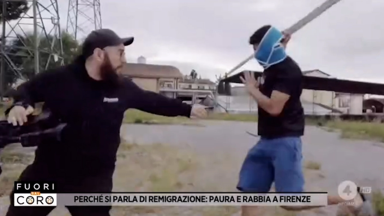 Troupe di Fuori dal coro aggredita a Firenze. Un frame del video postato sui social della trasmissione Troupe di Fuori dal coro aggredita a Firenze. Un frame del video postato sui social della trasmissione