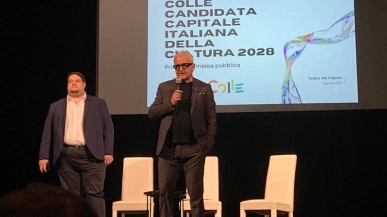 Il sindaco di Colle Val d'Elsa Pii parla durante la presentazione della candidatura di Colle Val d'Elsa a Capitale Italiana della Cultura Il sindaco di Colle Val d'Elsa Pii parla durante la presentazione della candidatura di Colle Val d'Elsa a Capitale Italiana della Cultura